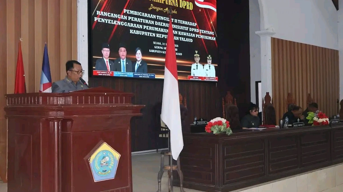 suasana rapat paripurna dprd talaud pembahasan ranperda perumahan di ruang sidang