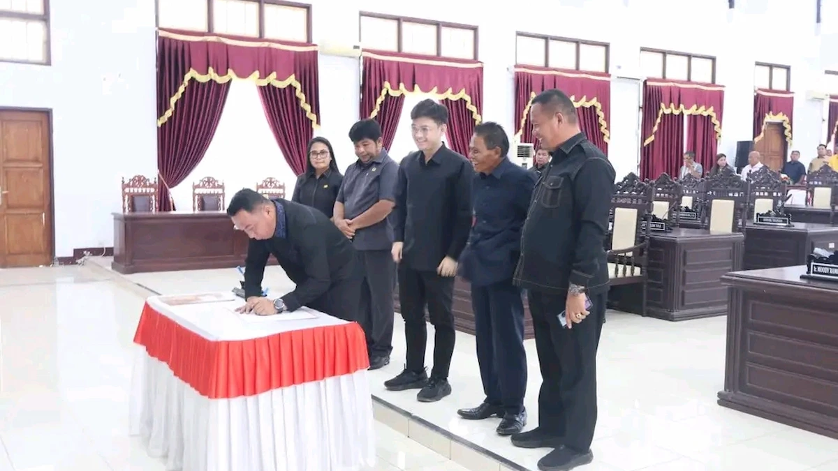 penandatanganan ranperda perumahan oleh pimpinan dprd talaud di ruang sidang