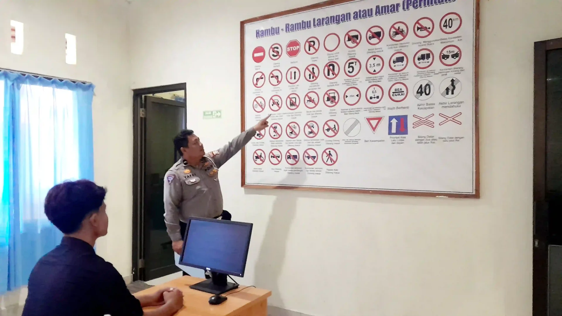 Petugas Satlantas Polres Minahasa menjelaskan rambu lalu lintas kepada pemohon SIM pemula