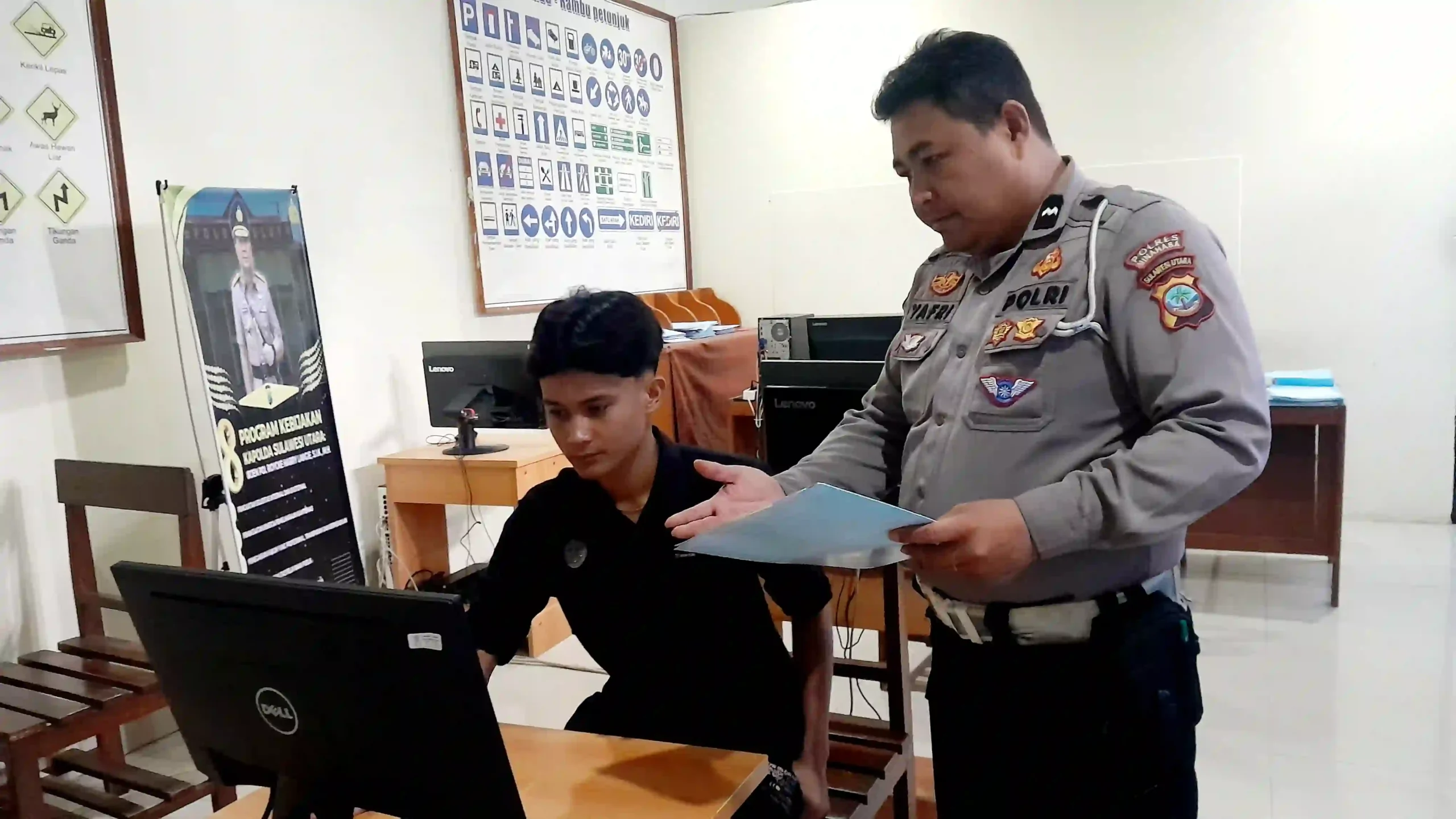 Petugas Satlantas Polres Minahasa memberi edukasi kepada pemohon SIM pemula di ruang pelayanan