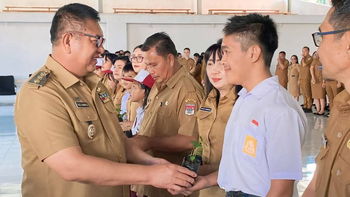 wakil bupati minahasa selatan serahkan bibit tanaman kepada pelajar di aula waleta