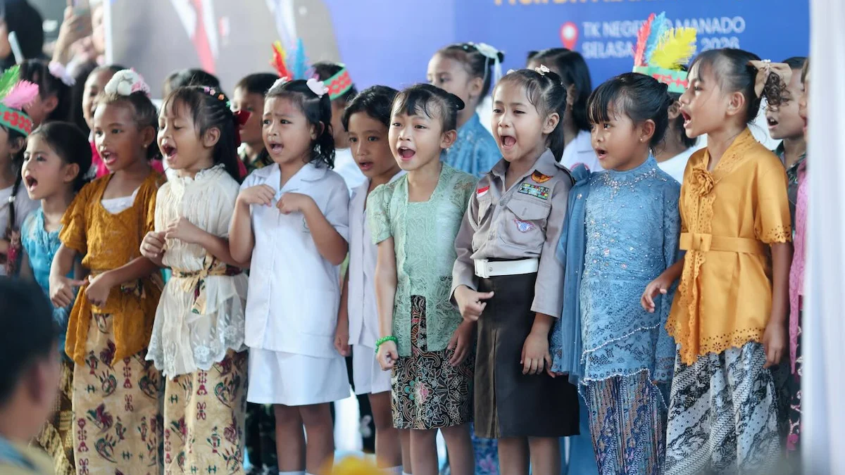 Anak-anak tampil dalam peluncuran Program Sekolah Asri Sulut di Manado
