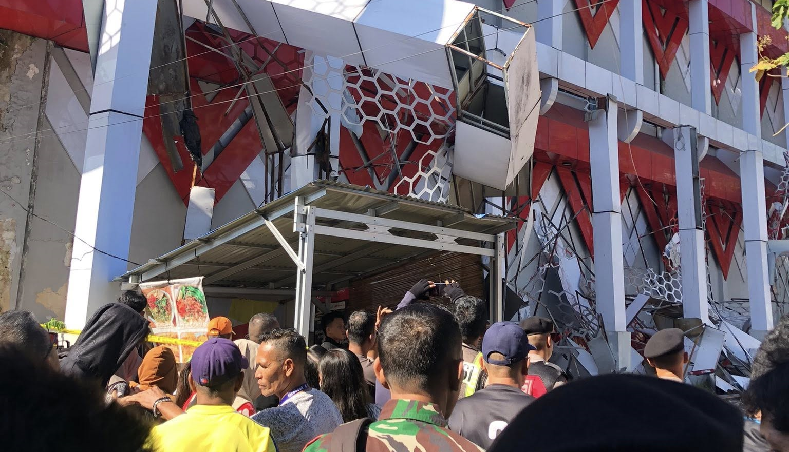 kerusakan bangunan koni manado akibat gempa sulawesi utara pagi