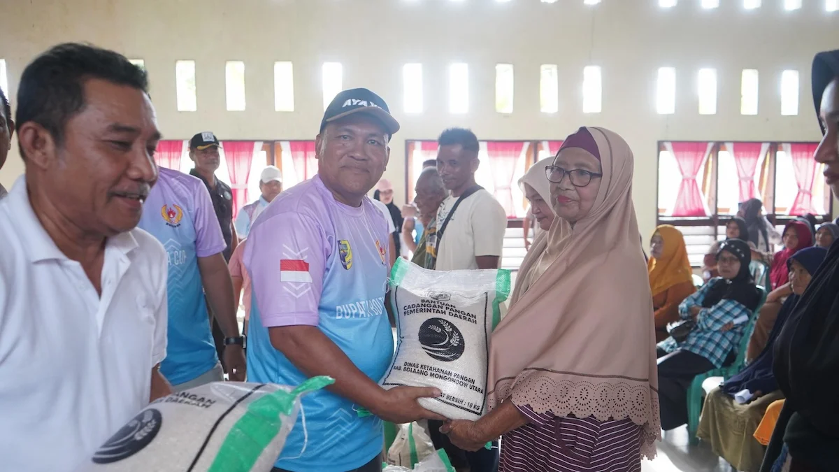 penyerahan bantuan beras di pinogaluman boltara