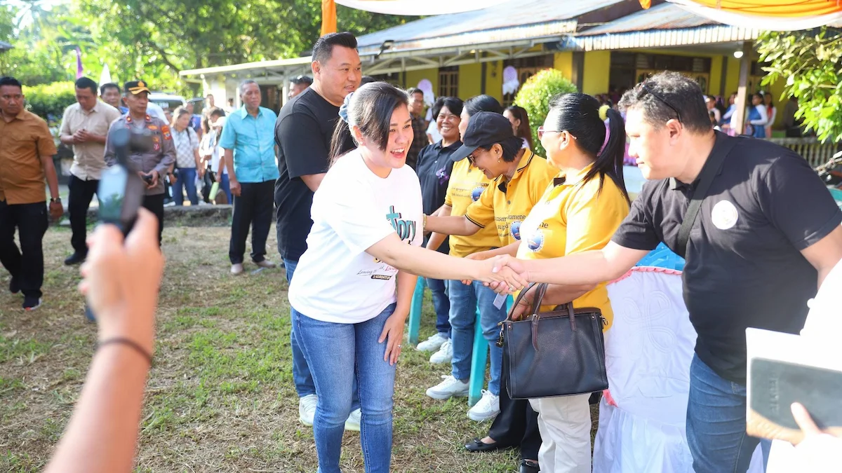 Bupati Sitaro berjabat tangan dengan warga dalam selebrasi Paskah Pemuda GMIST Siau Barat