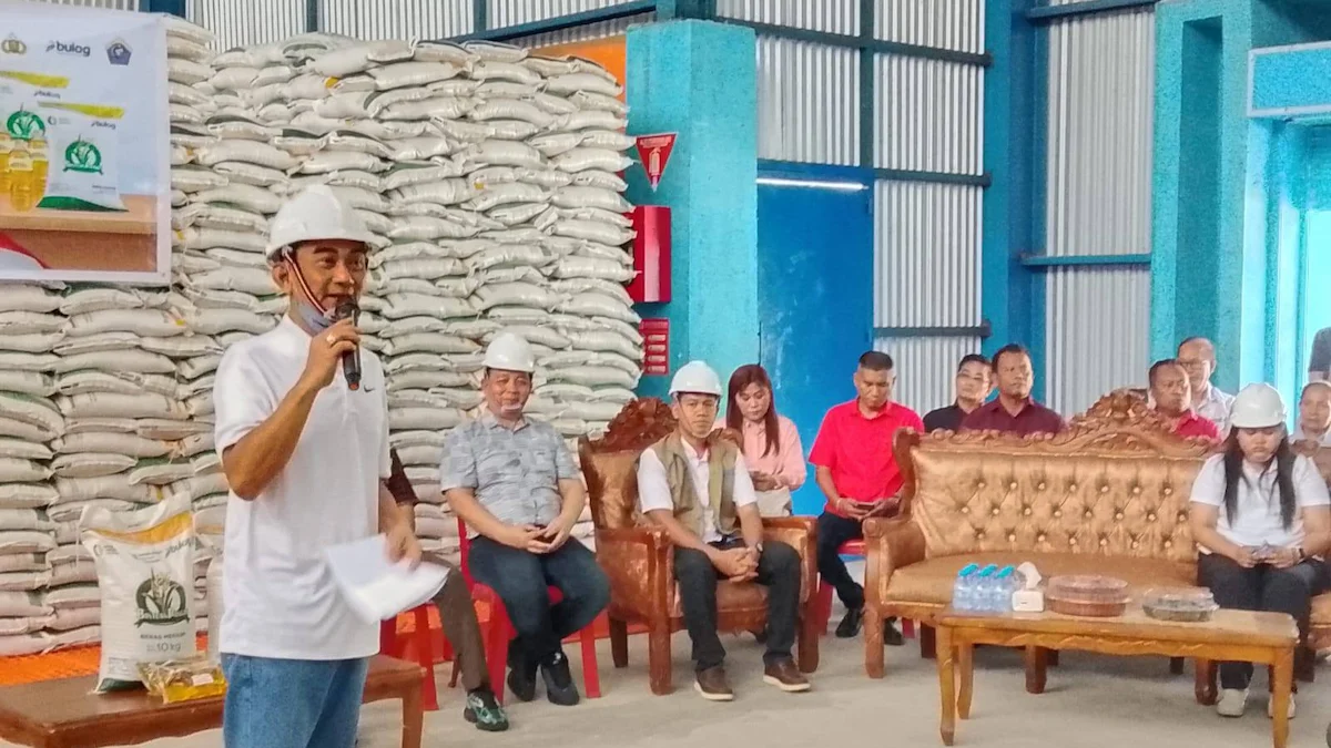 Bupati Talaud Welly Titah meluncurkan bantuan pangan di Gudang Bulog Kiama