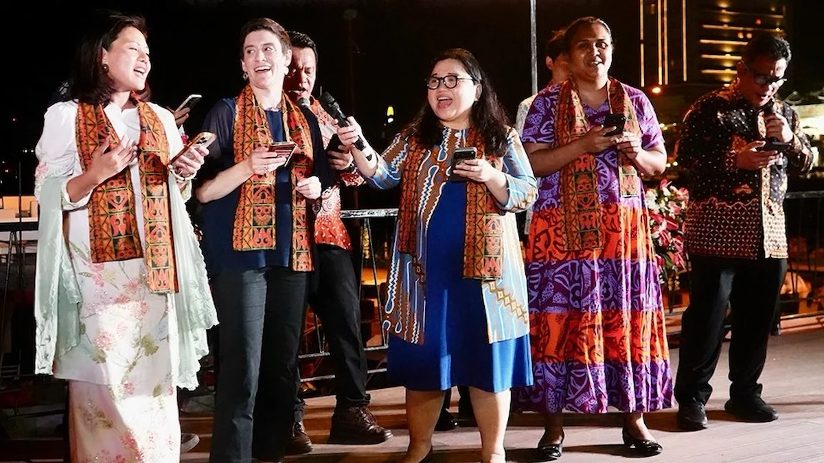 Delegasi internasional tampil dan berinteraksi dalam acara blue economy di Manado