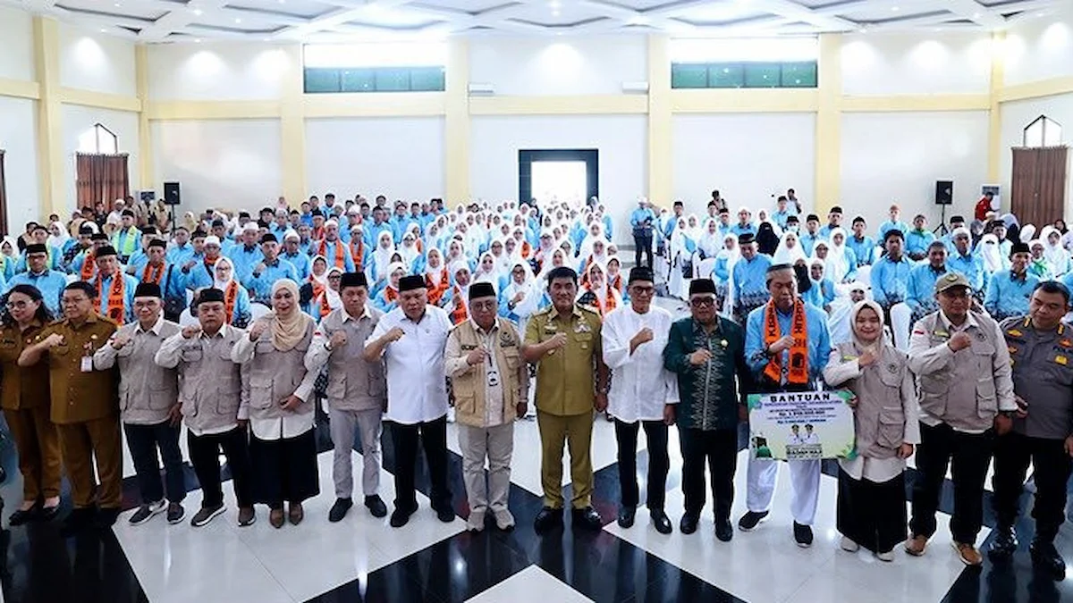 Gubernur dan pejabat berfoto bersama jemaah haji Sulut 2026