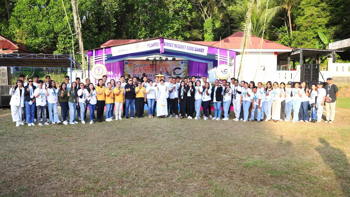 foto bersama pemuda gmist dan bupati sitaro paskah