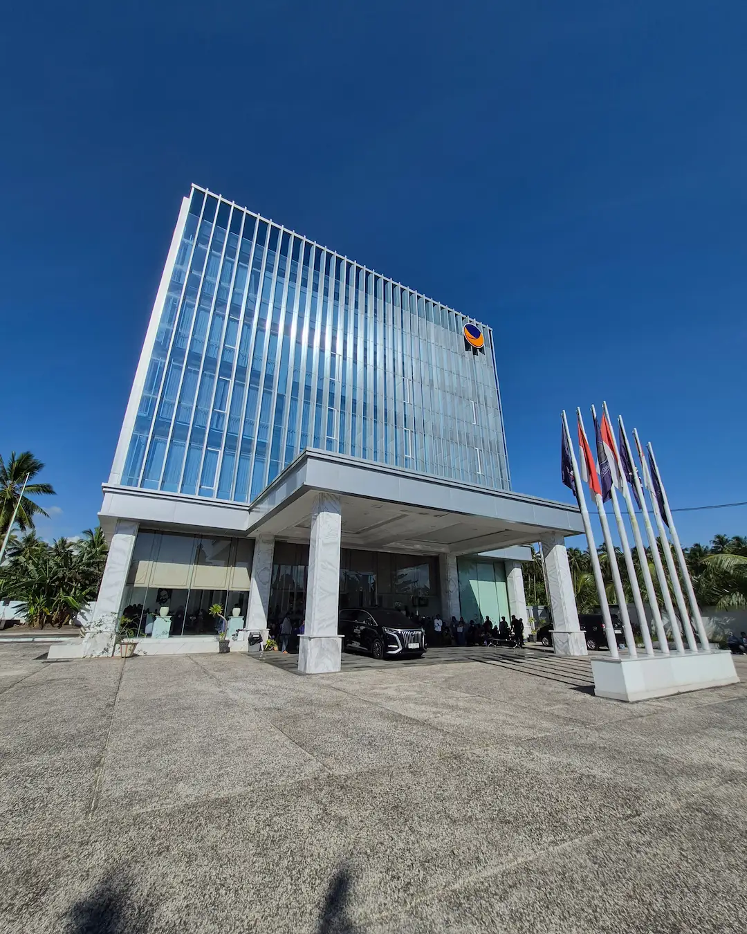 Gedung NasDem Tower Sulut dengan deretan bendera partai