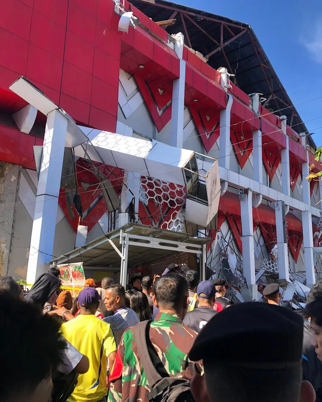 bangunan KONI manado runtuh dan warga berkumpul