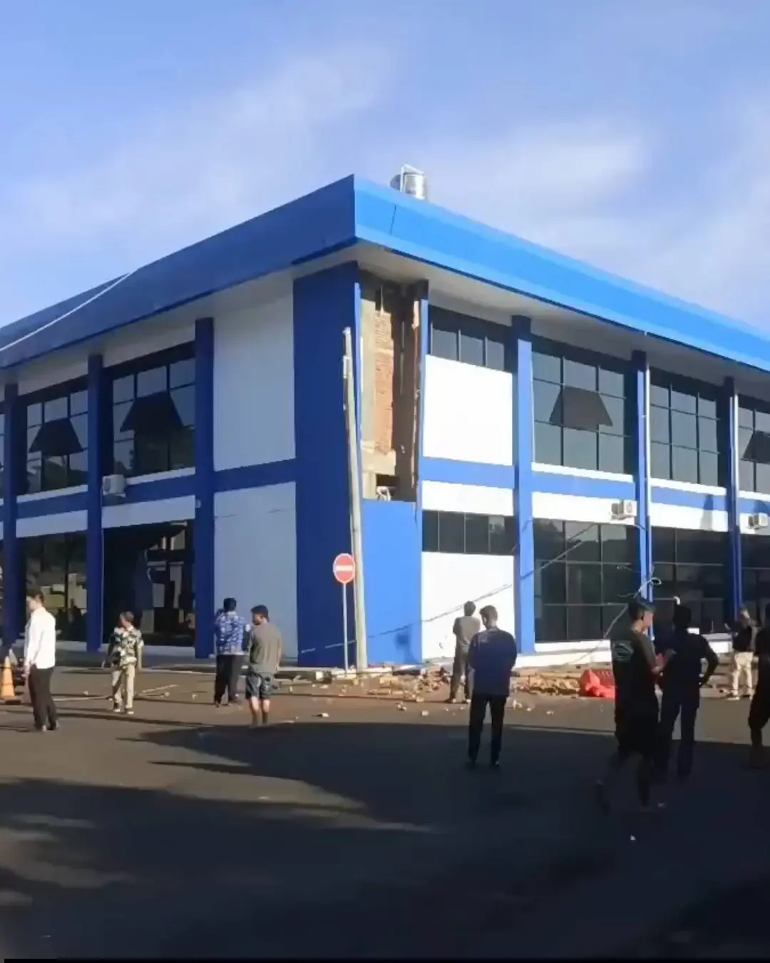 kerusakan gedung akibat gempa sulawesi utara di manado