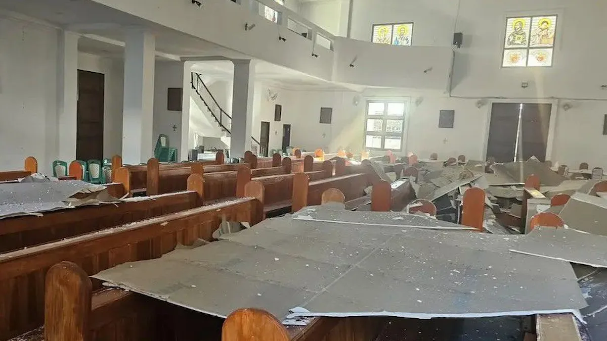 interior gereja katolik di rumengkor rusak akibat gempa bumi manado