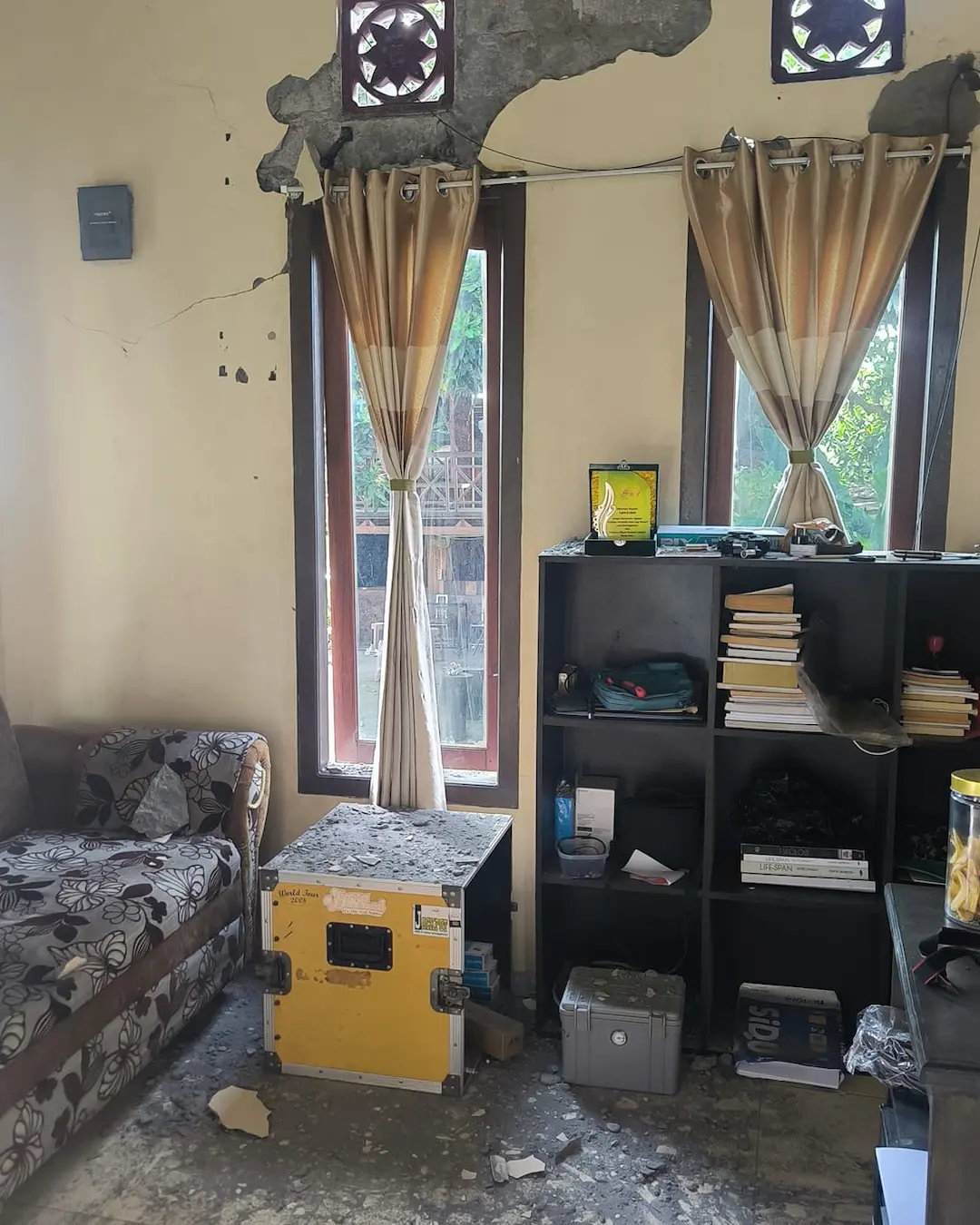 rumah warga rusak akibat gempa sulawesi utara di manado