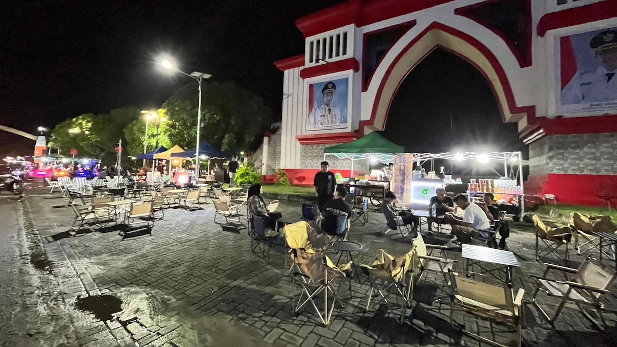 Gerbang Gate Marligo Bolsel dengan aktivitas UMKM malam hari