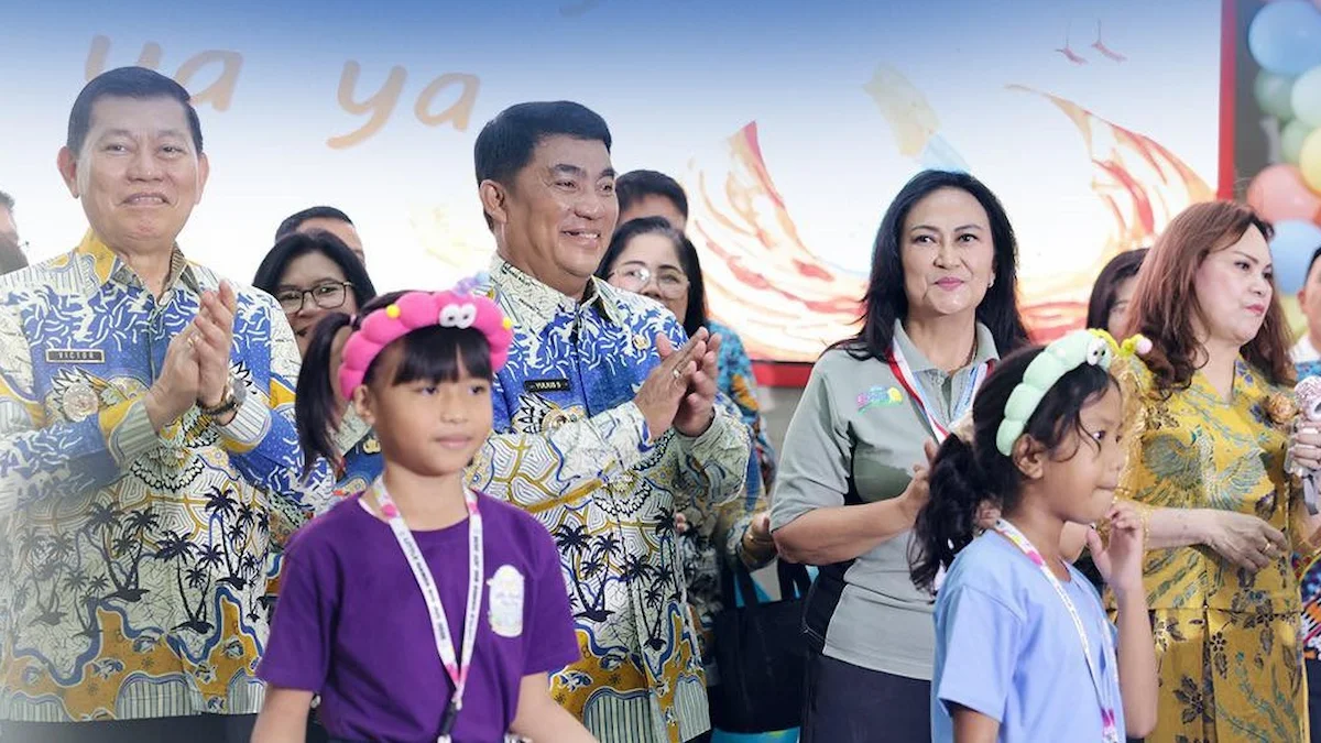 Gubernur Sulawesi Utara bersama anak-anak dalam kegiatan rekor MURI telur Paskah Sulut