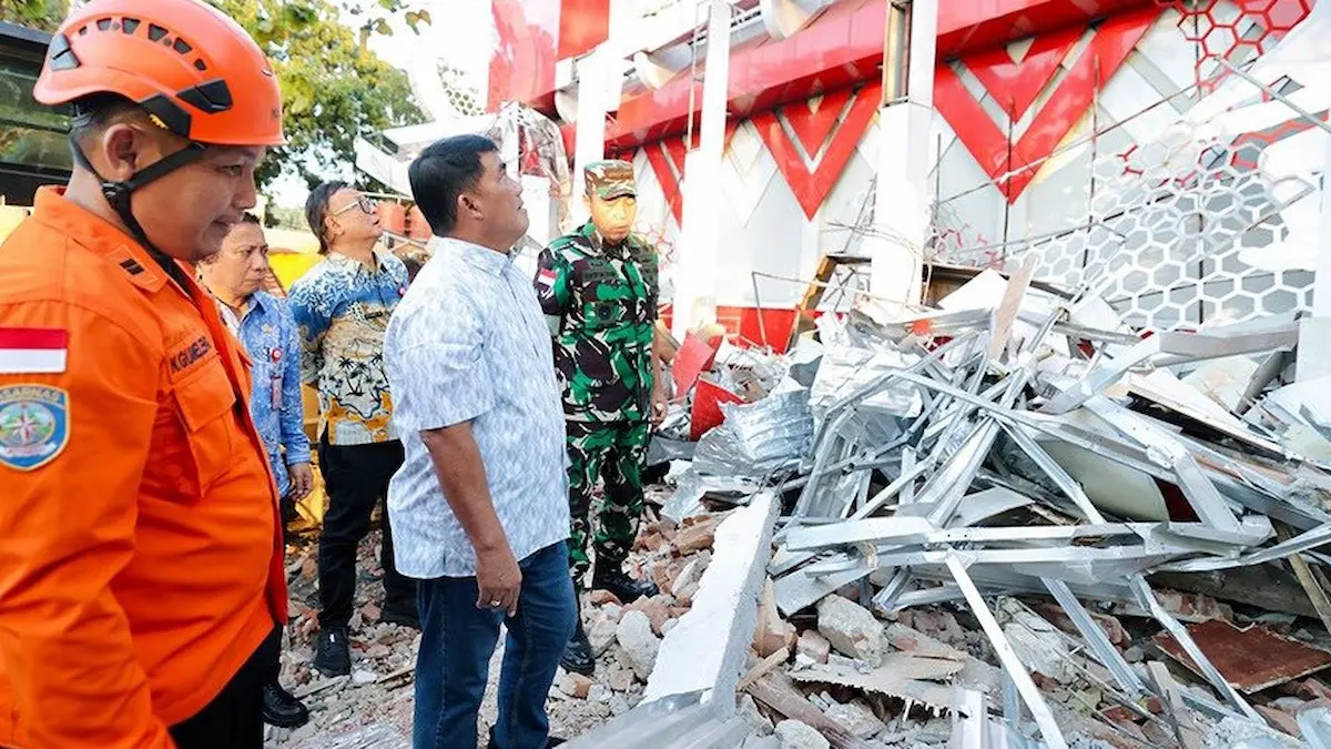 Gubernur Yulius Selvanus bersama tim meninjau kerusakan Gedung KONI Sario