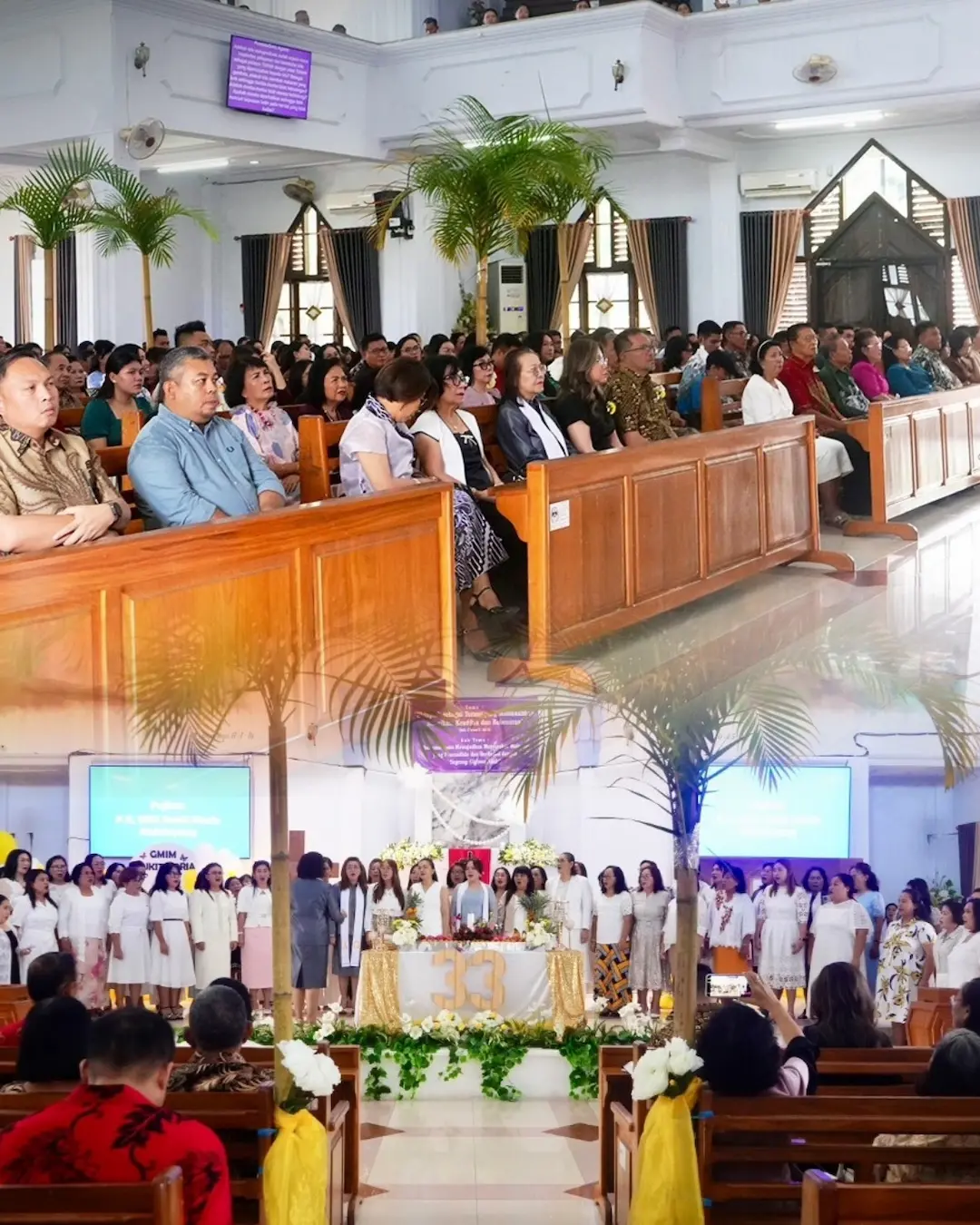 jemaat GMIM Bukit Moria mengikuti ibadah Paskah di Malalayang