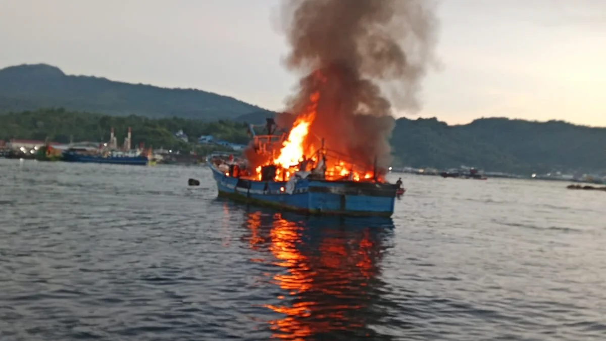 Asap tebal membumbung dari kapal terbakar di Bitung