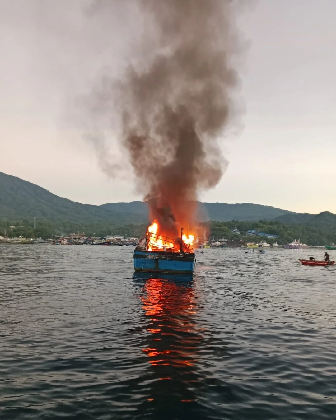 Kapal nelayan terbakar di perairan Selat Lembeh Bitung