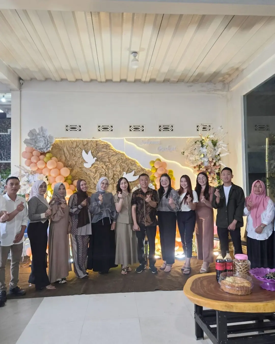 Staf dan undangan Boltim dalam kebersamaan perayaan Paskah di kediaman wabup