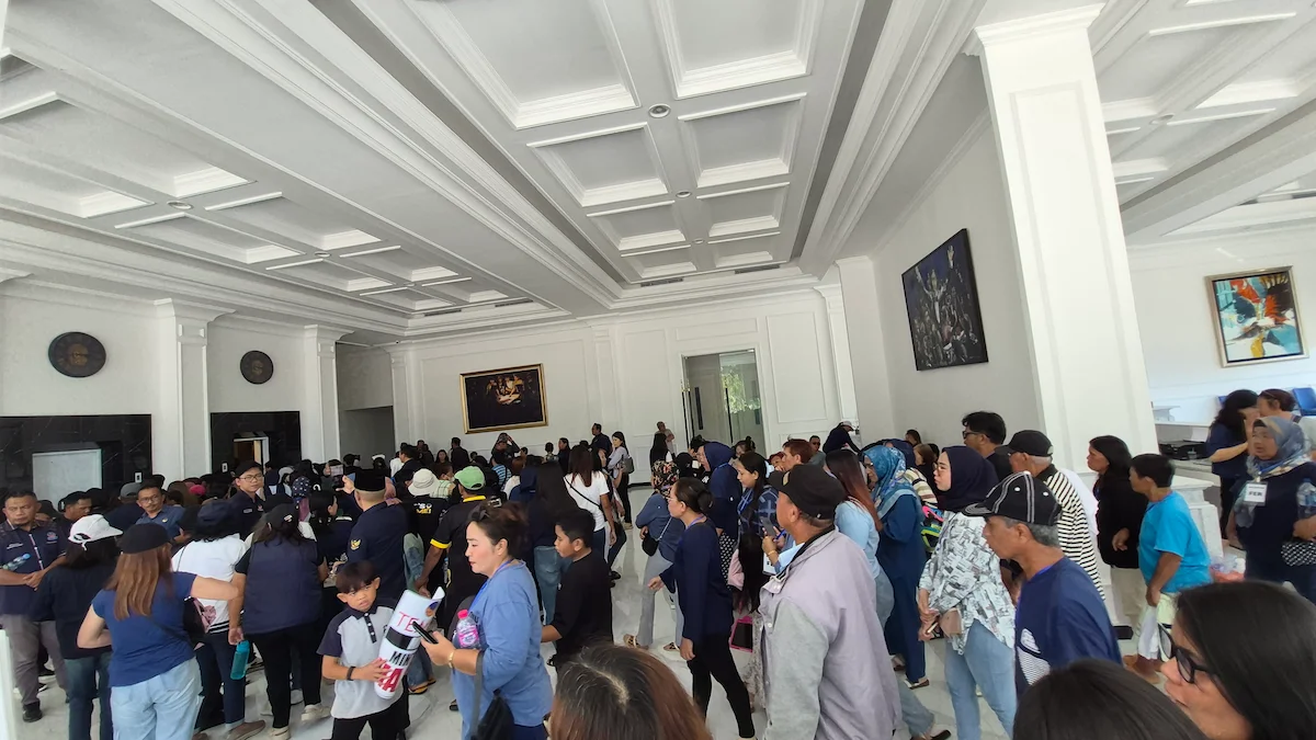 Kader NasDem Sulut berkumpul di dalam gedung aksi