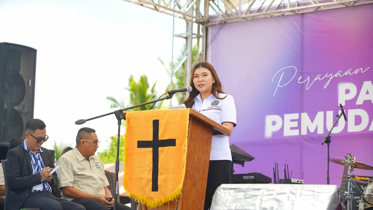 Ketua panitia menyampaikan sambutan pada Paskah Pemuda GMIBM 2026 di Poigar