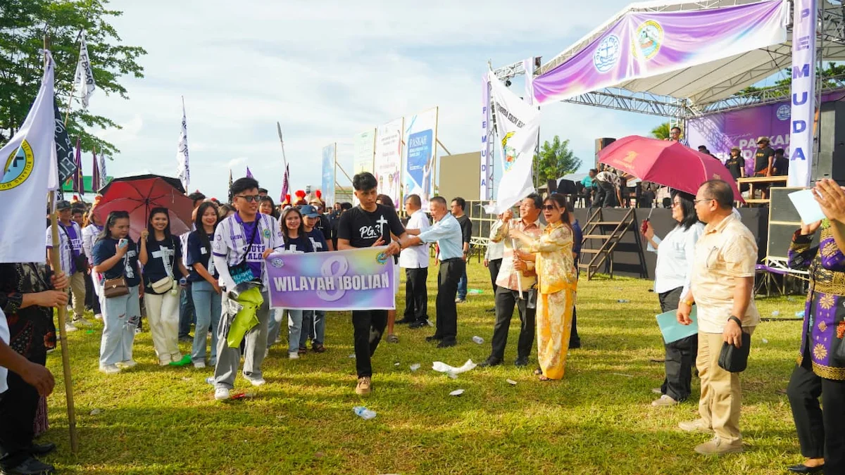 Peserta pawai alegori Paskah Pemuda GMIBM 2026 di Poigar