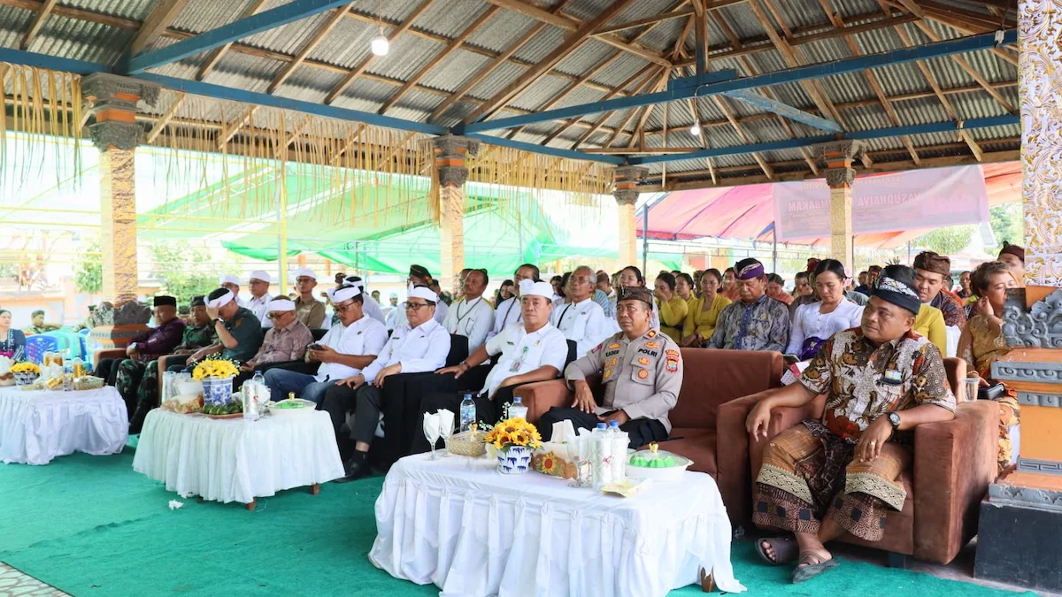 Pejabat daerah dan masyarakat menghadiri Dharmasanti Mopugad Bolmong