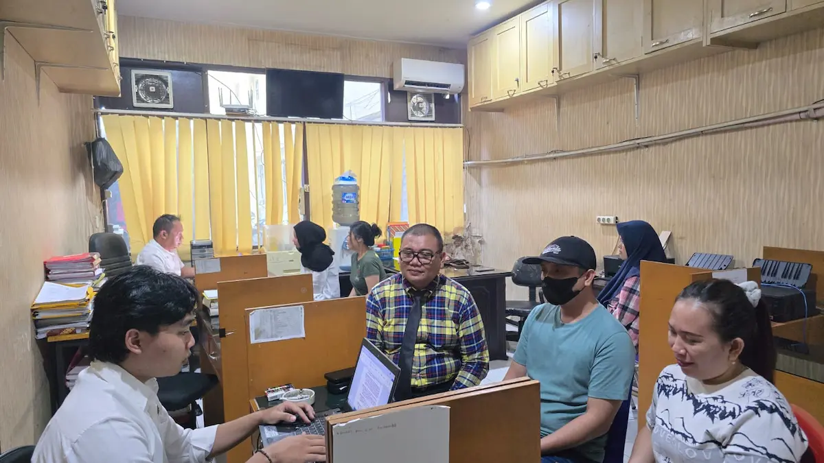korban dan tim hukum saat pemeriksaan di polda sulawesi utara