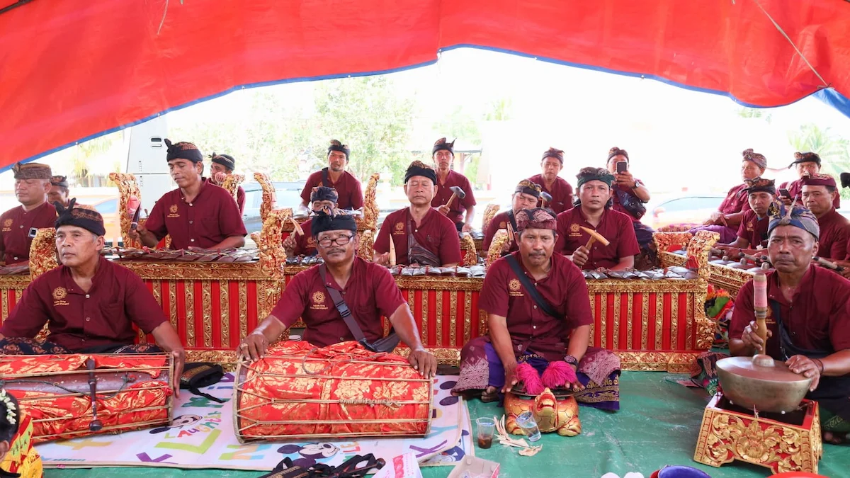 Musisi memainkan alat musik tradisional dalam Dharmasanti Mopugad