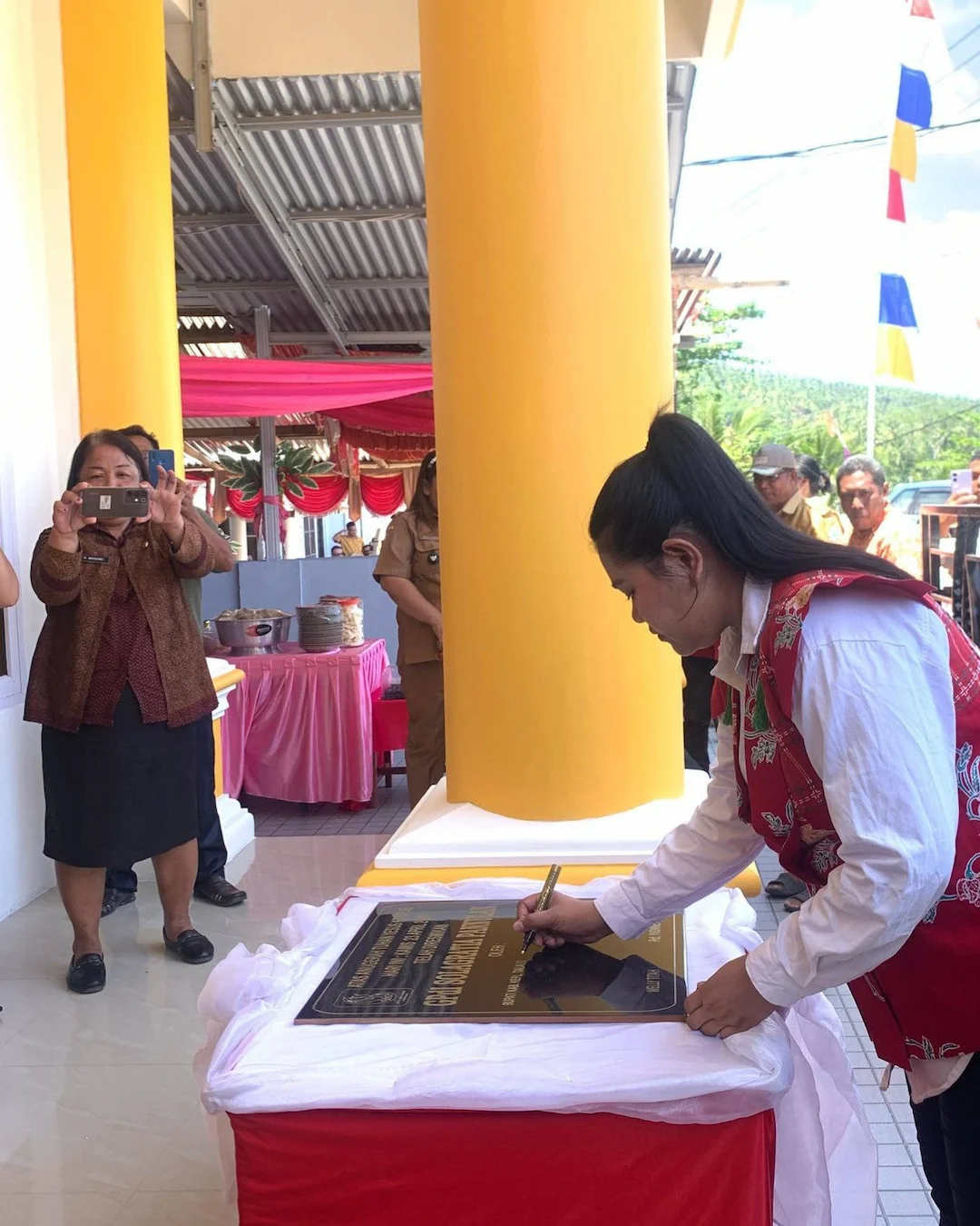 wakil bupati talaud menandatangani prasasti gereja gpdi pannulan