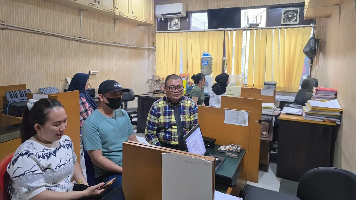 korban dan tim hukum saat pemeriksaan di polda sulawesi utara