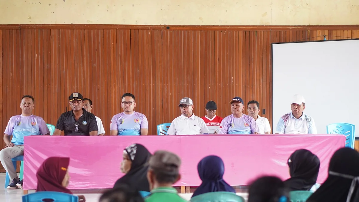 Bupati Boltara bersama jajaran saat penyaluran bantuan beras di Pinogaluman