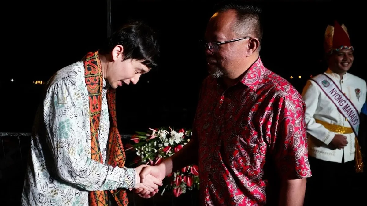 Richard Sualang berjabat tangan dengan delegasi diplomatik dalam acara blue economy