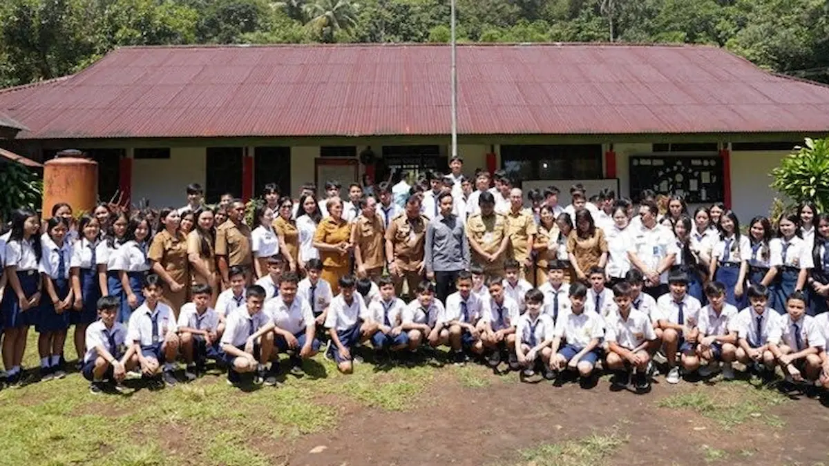 Siswa dan pejabat berkumpul di lokasi terdampak gempa Sulut