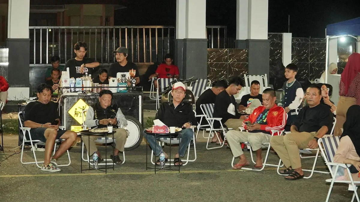 Bupati Iskandar Kamaru duduk santai menikmati suasana malam di Gate Marligo Bolsel