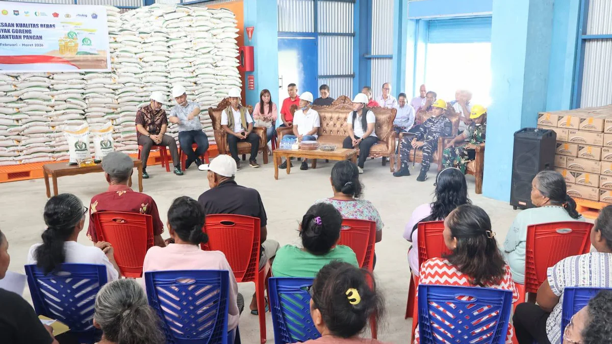 Suasana penyaluran bantuan pangan di Gudang Bulog Kiama Talaud