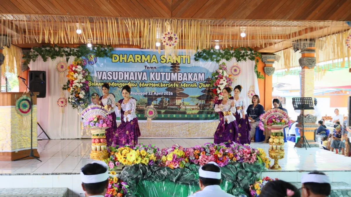 Penampilan tari tradisional dalam perayaan Dharmasanti Mopugad Bolmong