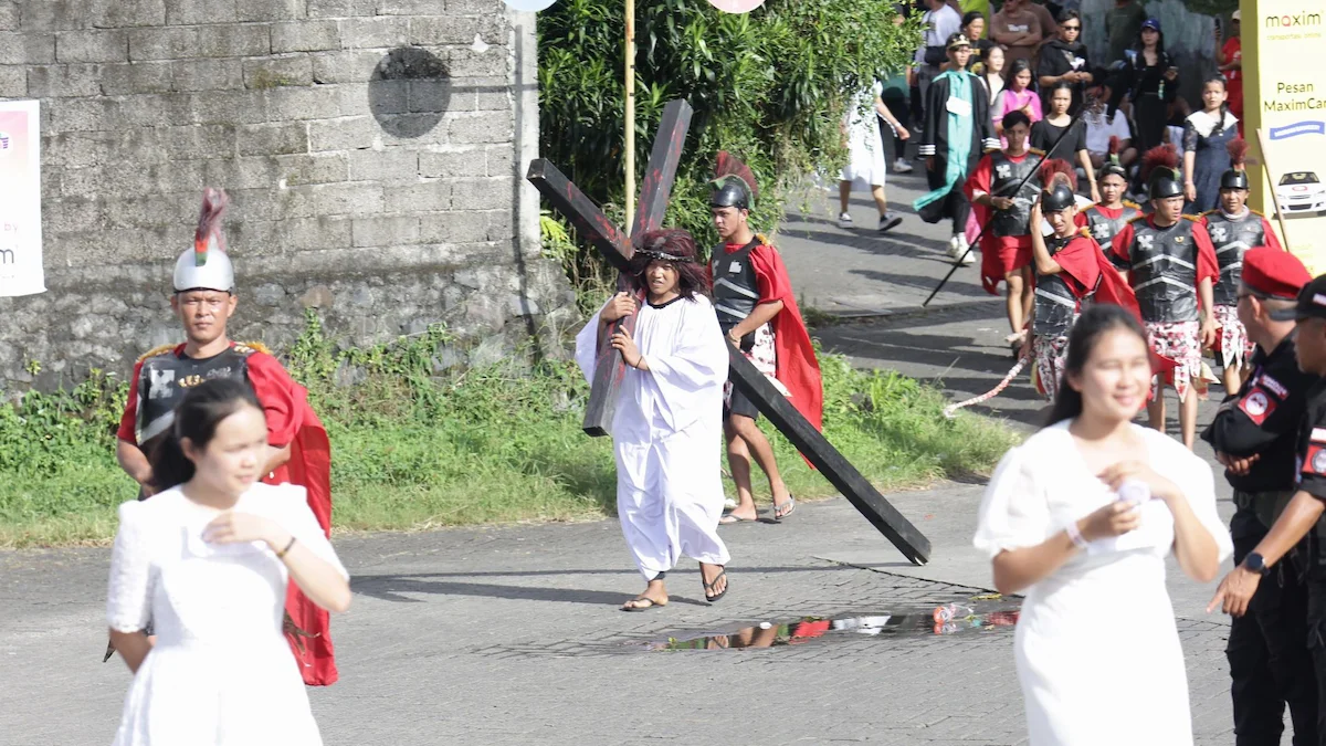 Teatrikal Via Dolorosa dalam pawai Selebrasi Paskah Pemuda GMIM