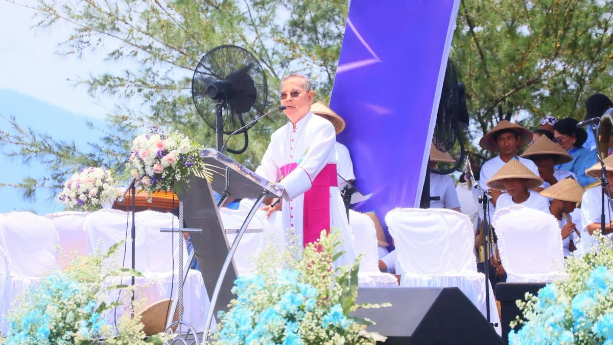 Uskup Manado Benedictus Estephanus Untu menyampaikan pesan Paskah mengenai transformasi hidup di Megamas.