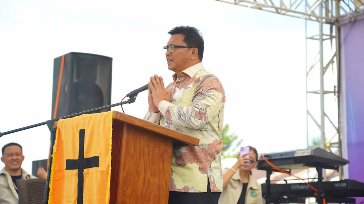 Wakil Bupati Bolaang Mongondow memberikan sambutan pada Paskah Pemuda GMIBM 2026 di Poigar