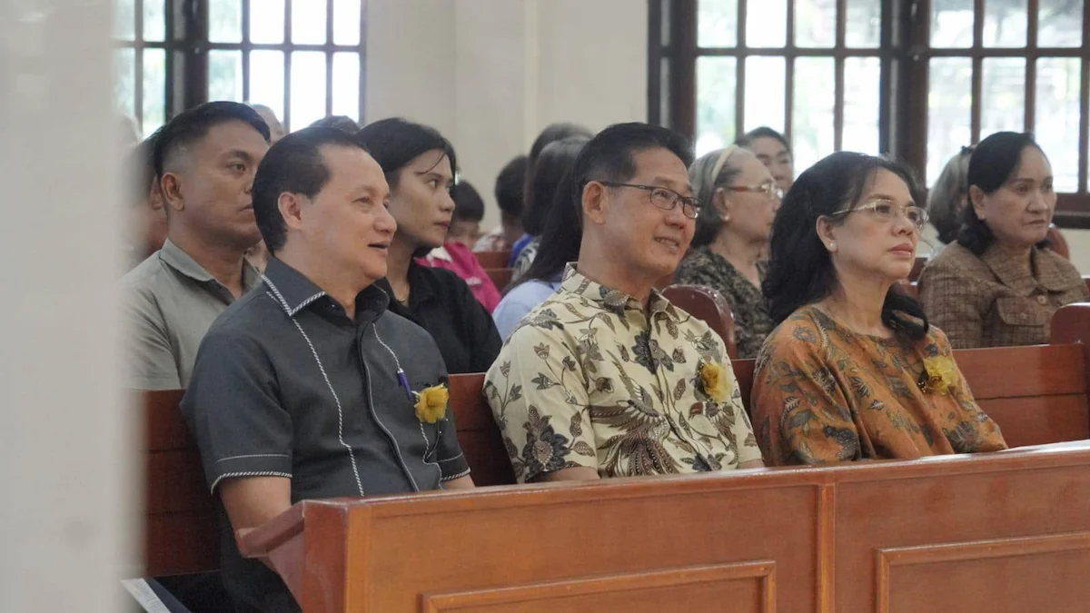 Wali Kota Bitung Hengky Honandar bersama jemaat GMIM Karmel Pinokalan saat ibadah