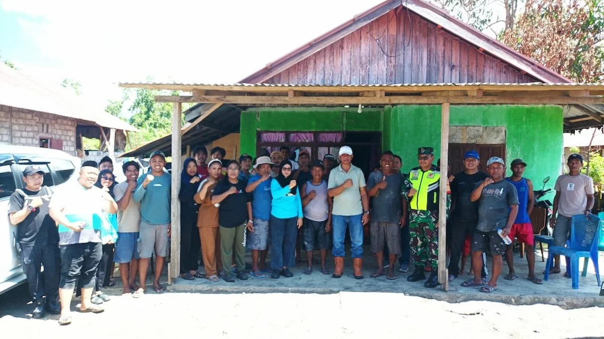 Warga Desa Paret Timur berfoto bersama Bupati Boltim usai kerja bakti tanggul abrasi pantai