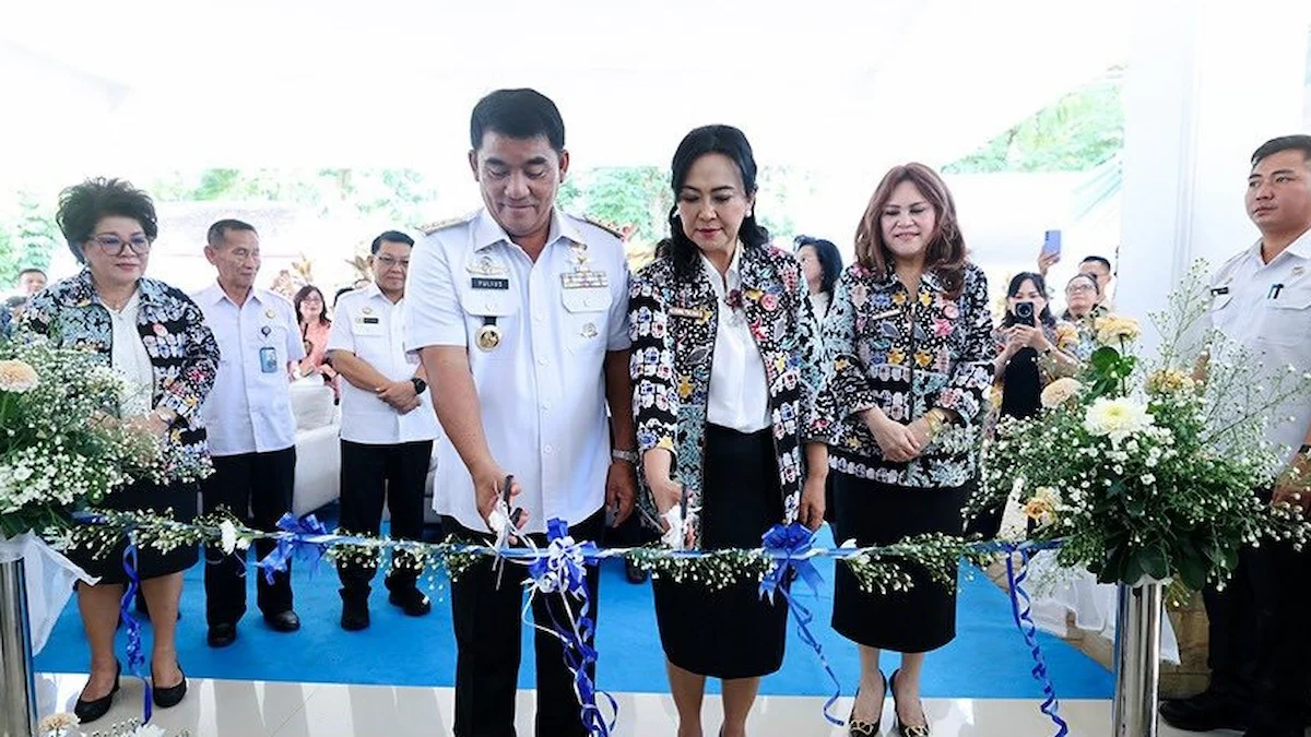 Gubernur Yulius Selvanus melakukan gunting pita saat peresmian galeri dekranasda