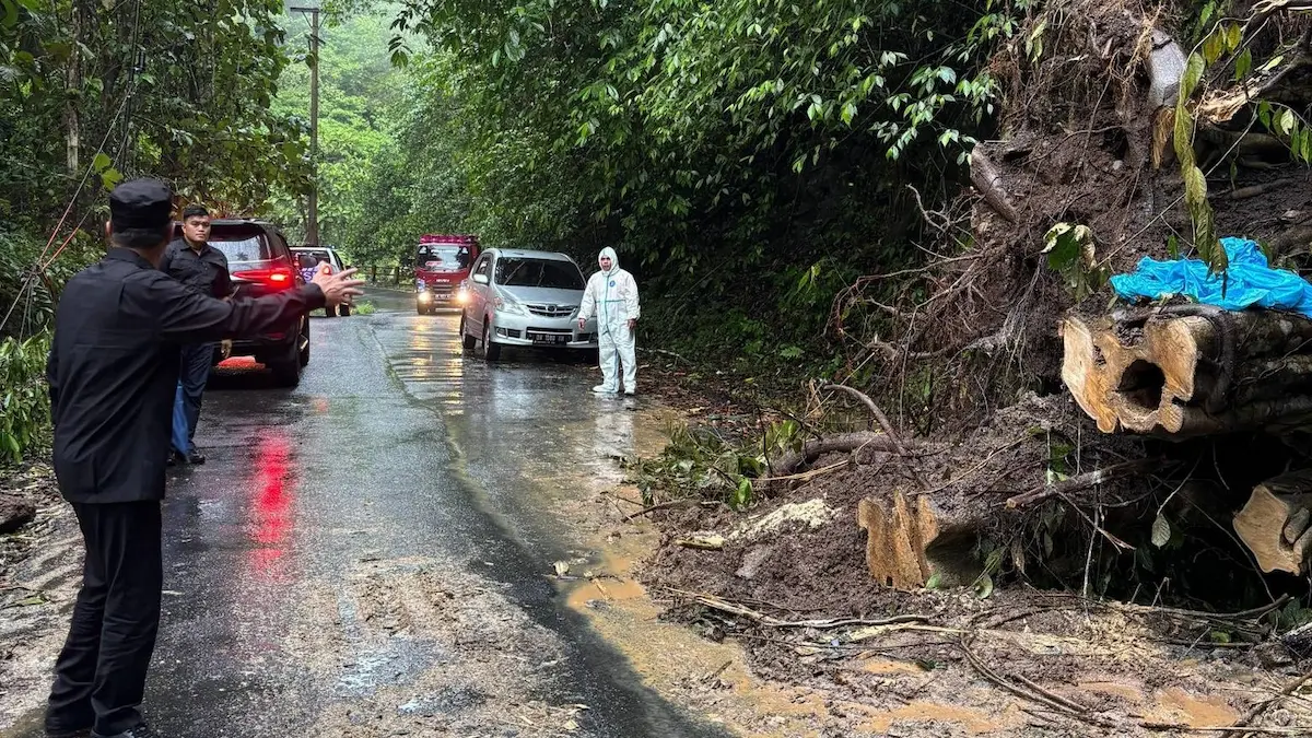 Akses jalan di Kumelembuai Minahasa Selatan terdampak longsor dan pohon tumbang