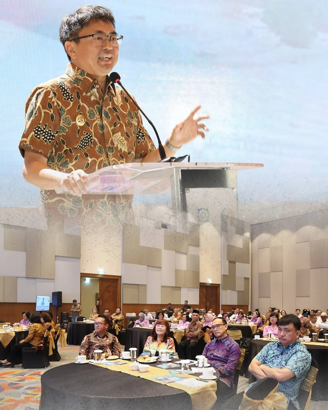 Wali Kota Andrei Angouw memberi sambutan pada kegiatan BPJS Kesehatan Manado
