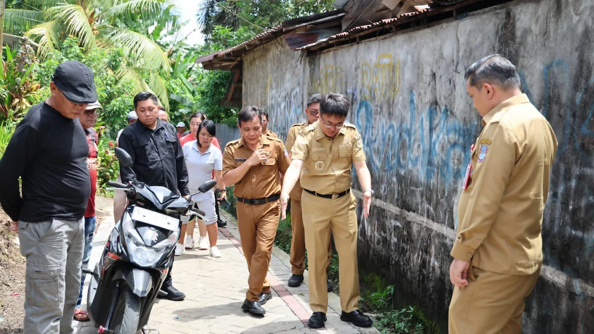 Andrei Angouw bersama jajaran Pemkot Manado mengecek kondisi lorong dan drainase di Tikala Baru