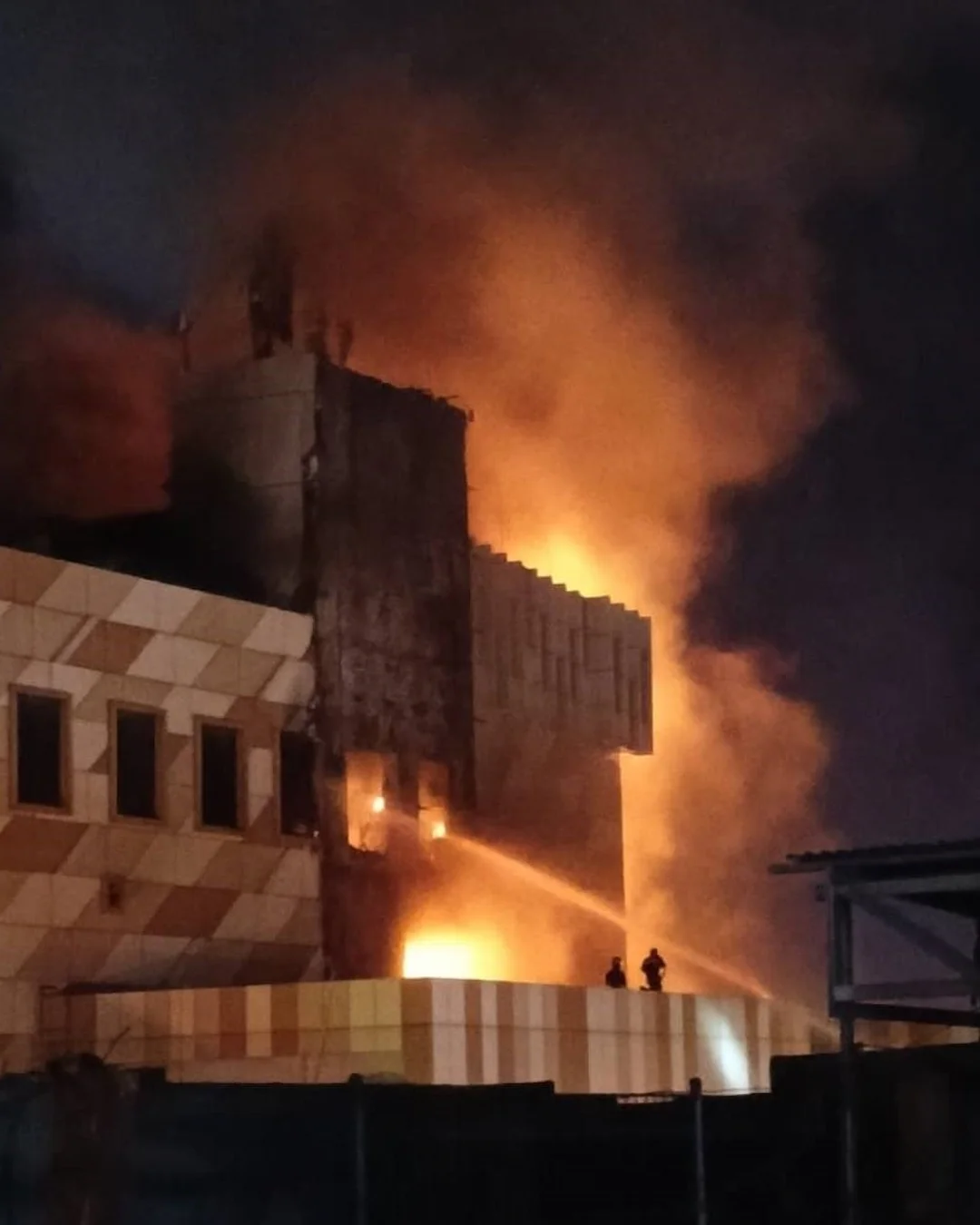 Asap tebal membumbung saat kebakaran Megamall Manado terjadi