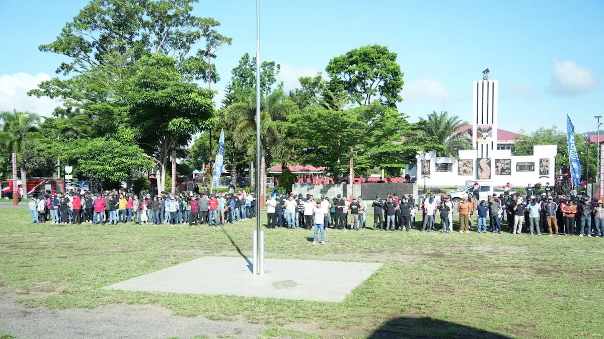 ASN Pemerintah Kabupaten Minahasa mengikuti apel kerja bakti di Lapangan God Bless Minahasa